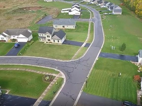 3rd image of 10 Goldenhill Ln