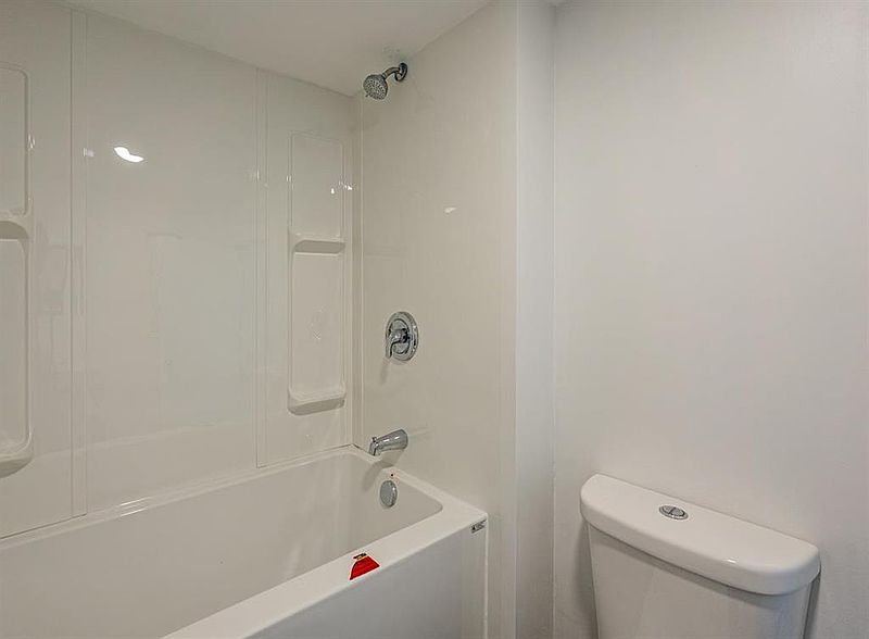 Winnipeg Apartment for rent - 3 Bedrooms — photo 13