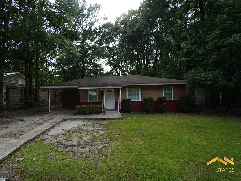 2808 Southwood Dr — Photo 2