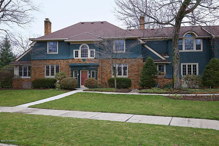 2307 Oakwood Dr SE photo 1