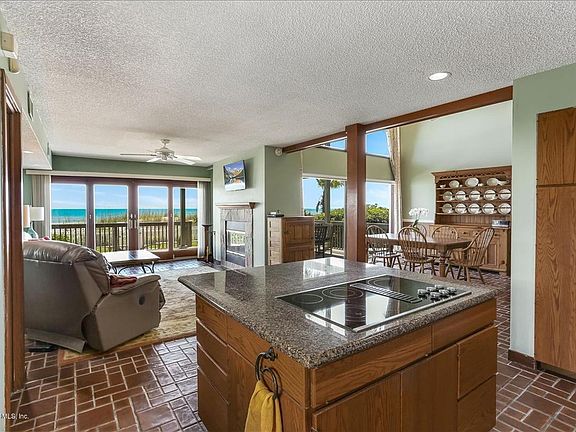 4th image of 2507 Ocean Dr S