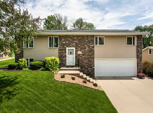 988 Richards Rd, Dubuque, IA 52003