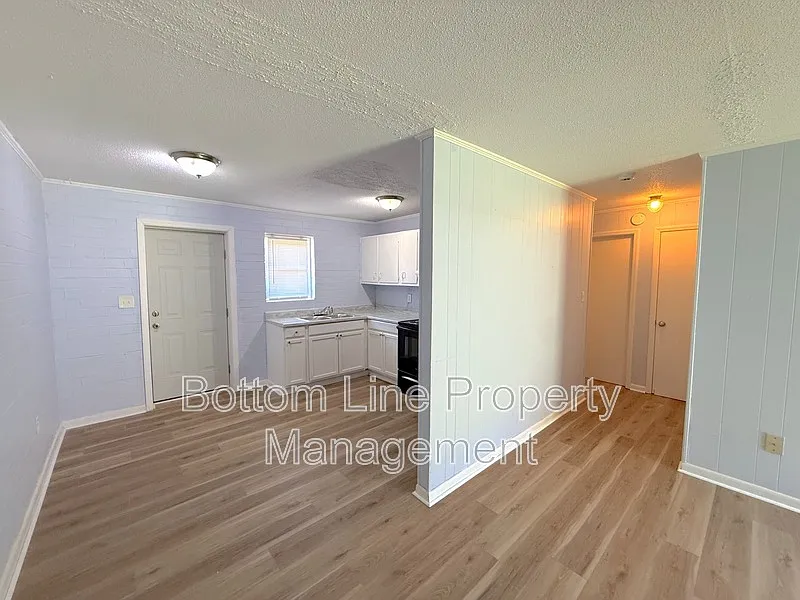 2 bed, 1.0 bath, 800 sqft, $800 — Photo 3