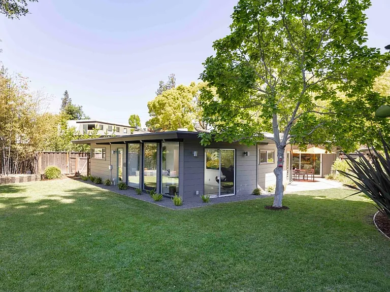 675 Evergreen St — Photo 2