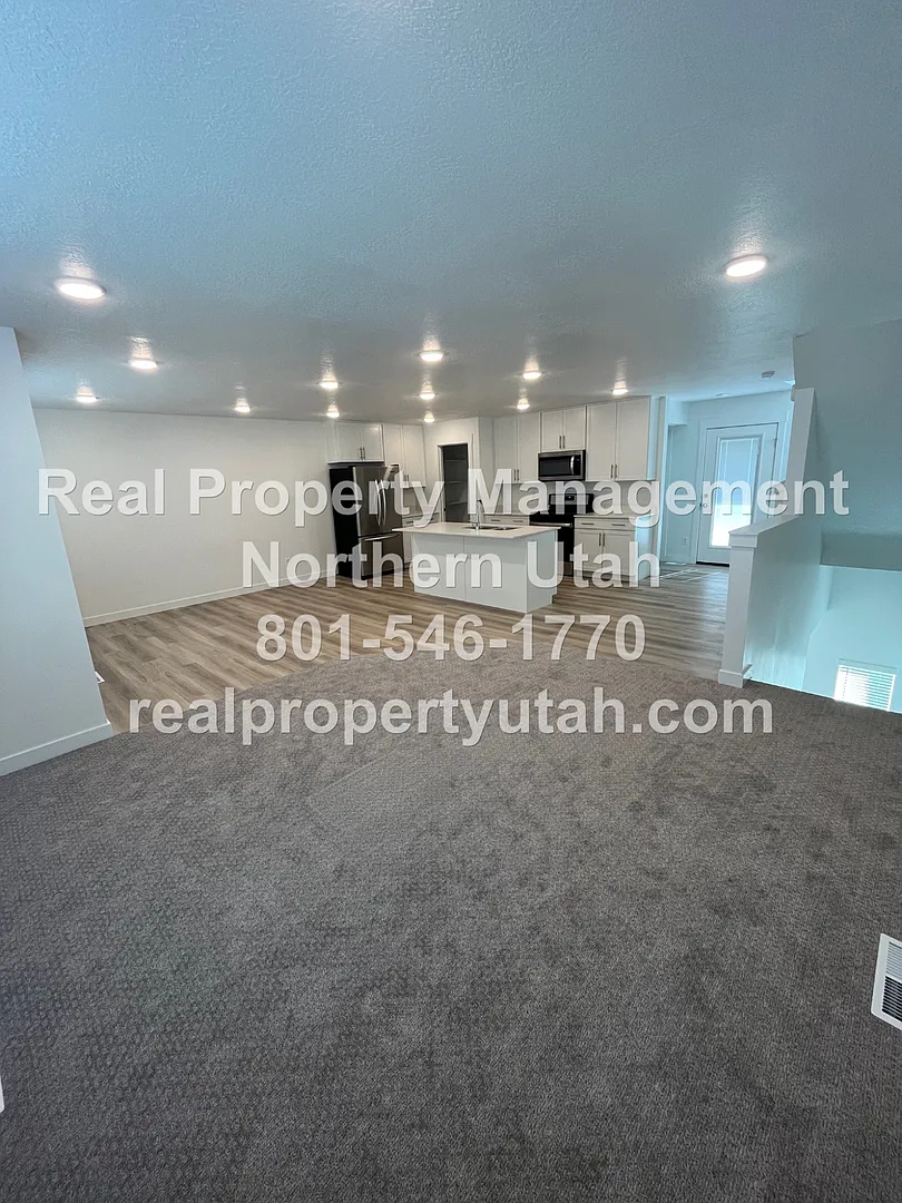 Beautiful townhome coming available on 09/25! — Photo 2