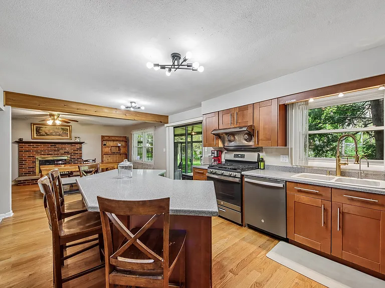 1111 Sara Ln — Photo 6