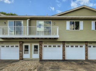 1032 Pond View Ct, Saint Paul, MN 55127