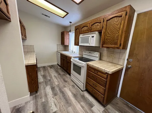 1656 E North Way, Dinuba, CA 93618