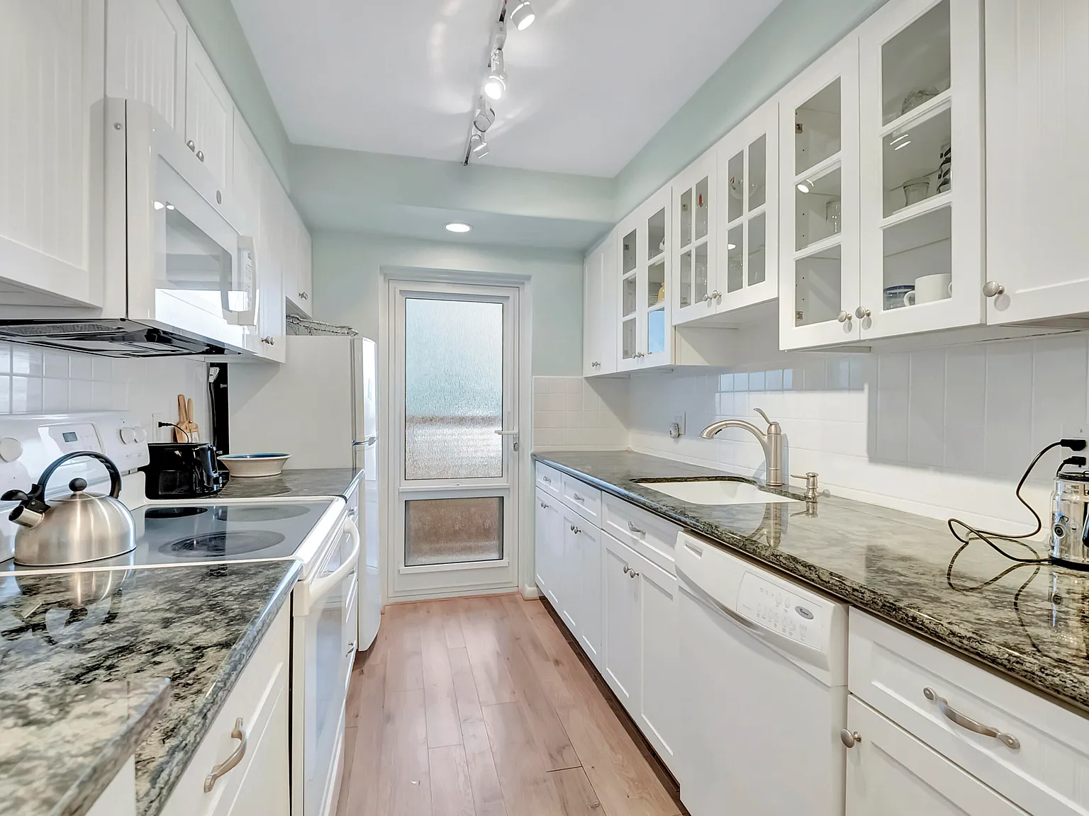 2 bed, 2.0 bath, 1000 sqft, $6,000 — Photo 3