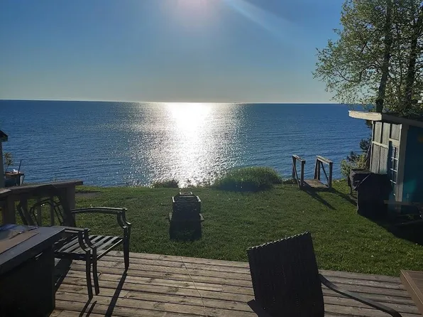 5824 Lakeshore Rd N, Palms, MI 48465