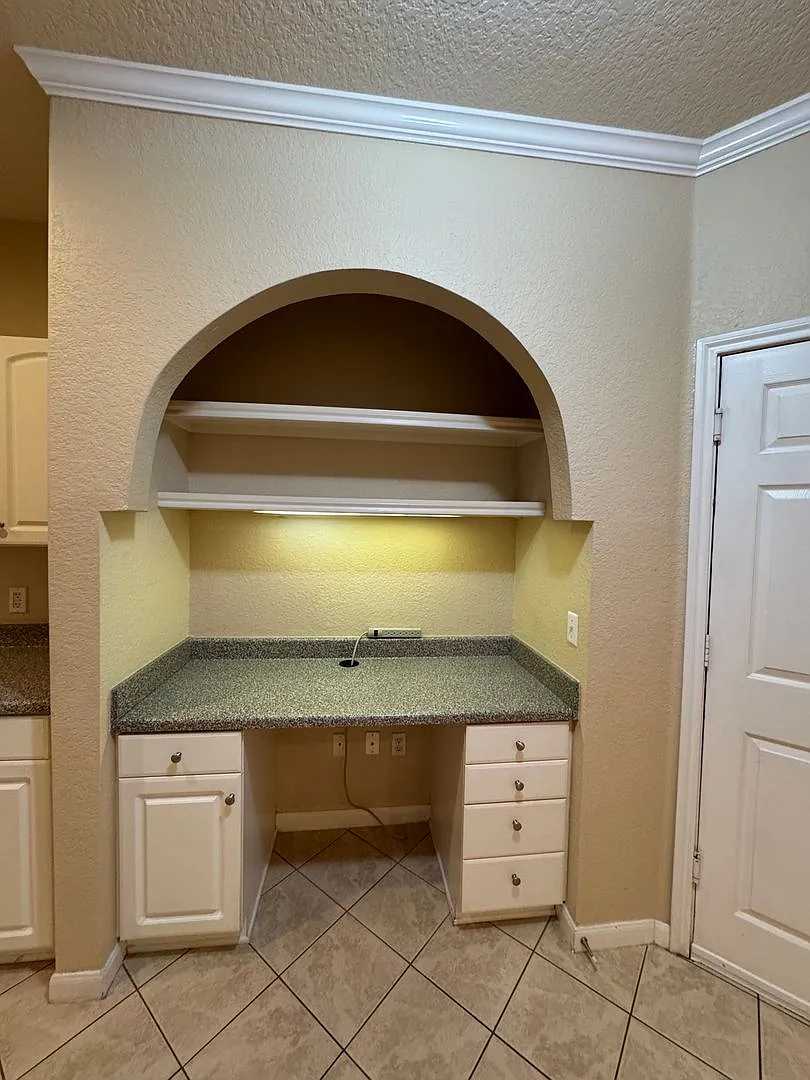 Charming two bedrooms & two bathrooms on Ground-Floor Condo Near downtown! — Photo 3