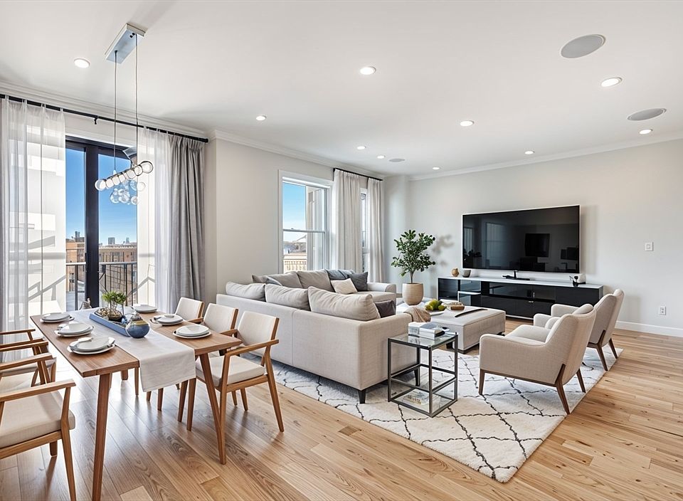 1st image of 340 W 2nd St #17