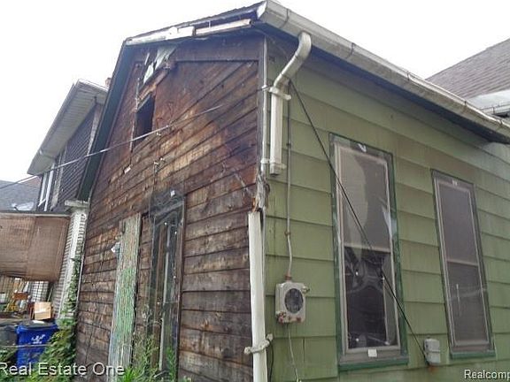 4th image of 2141 Hubbard St