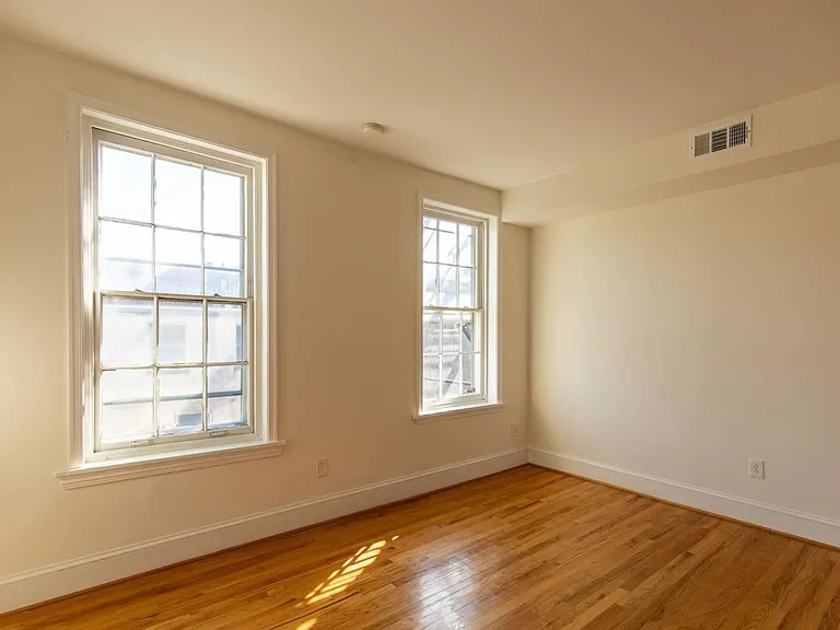 321 S 12th St #3FF — Photo 5