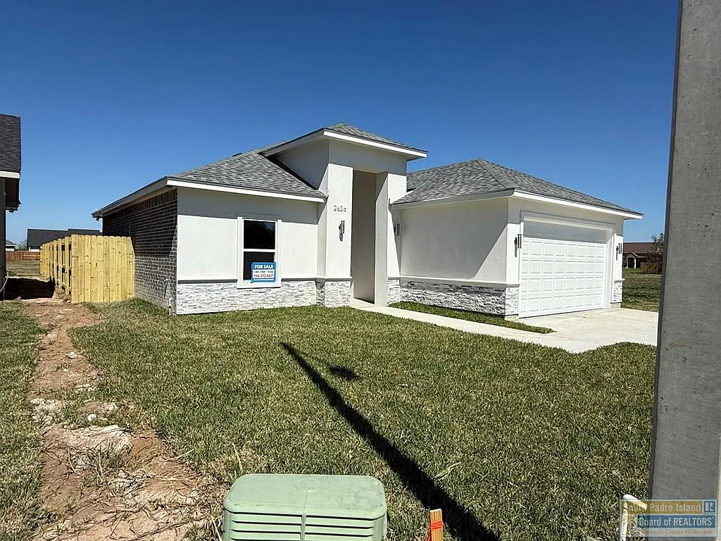 3 bed, 2.0 bath, 1592 sqft, $2,300 — Photo 2