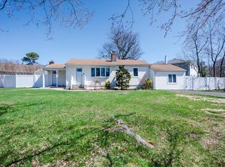 35 Saint Nicholas Ave, Smithtown, NY 11787