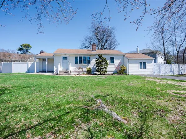 35 Saint Nicholas Avenue, Smithtown, NY 11787