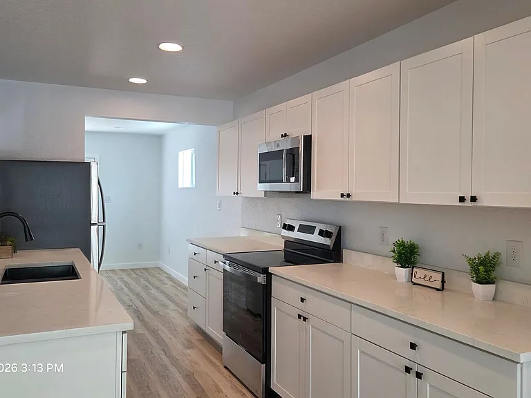 2530 W Woodlawn Ave — Photo 5