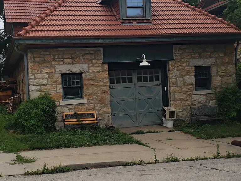 800 E Armour Blvd #CARRIAGE HOUSE — Photo 2