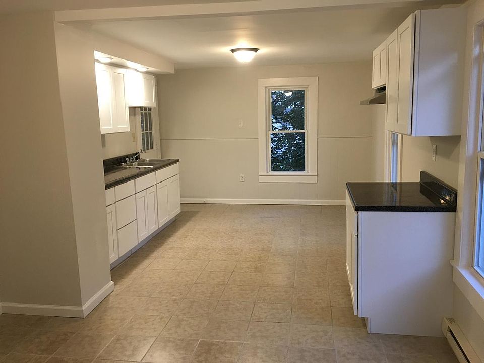 Spacious kitchen w ceramic tile