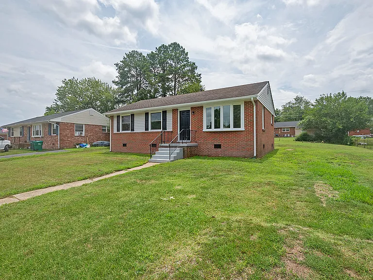 8711 Lakefront Dr — Photo 1