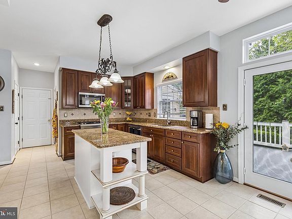 5th image of 8 Winding Oak Ct