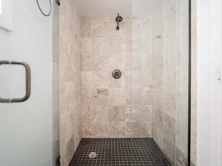 933 W Newport — Photo 29