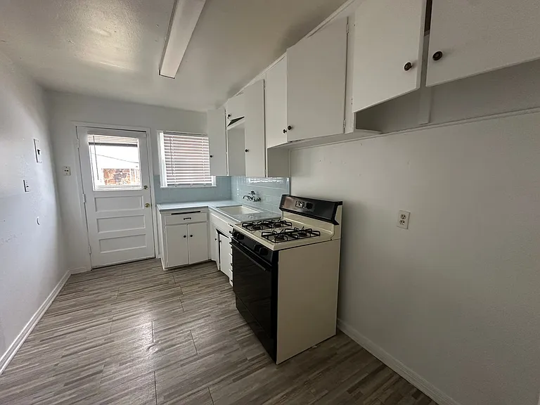 521 E Harmon Dr — Photo 17