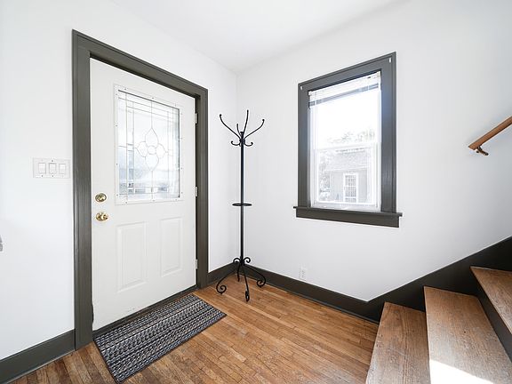 3rd image of 923 Spencer St NE