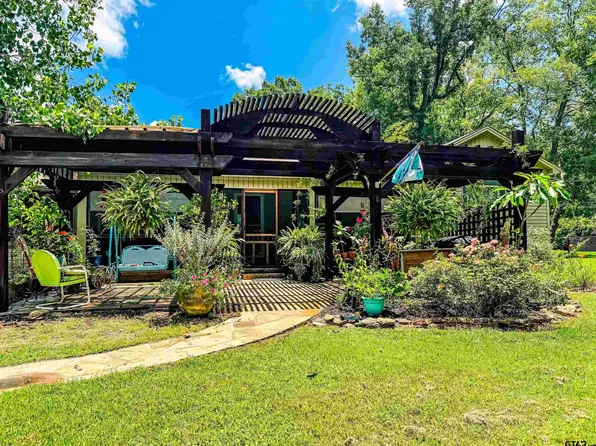 438 Sunshine Dr, Gladewater, TX 75647