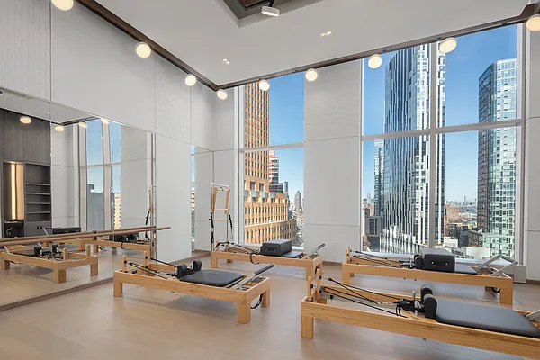 Rented by Extell Marketing Group LLC | media 51