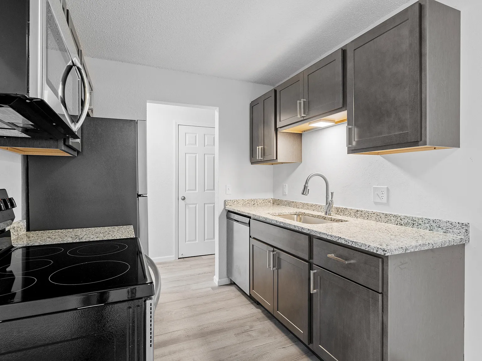 Cedar Square Apartments — Photo 2