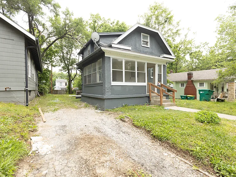 2717 Webster Ave — Photo 2