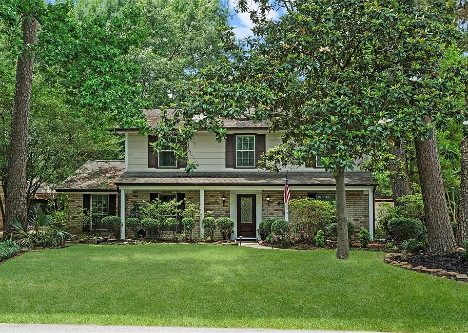 676 Ravensworth Dr., in River Plantation, what a beautiful home with great curb appeal.