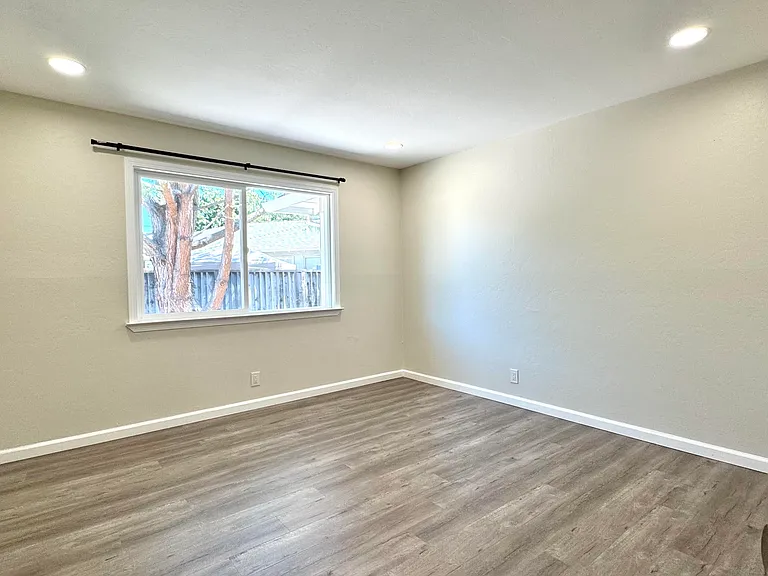 908 Live Oak Dr — Photo 11