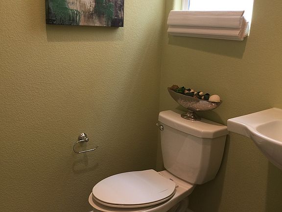 3rd image of 910 Holly Pl