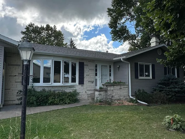 406 9th St SW, Waukon, IA 52172