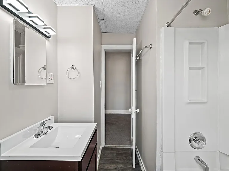 Maycourt Apartments — Photo 22