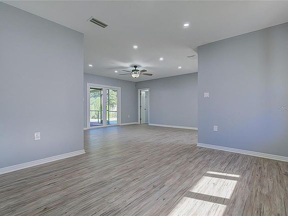3rd image of 1743 W Country Club Dr