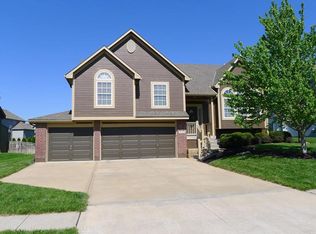2304 SW Feather Ridge Rd, Lees Summit, MO 64082