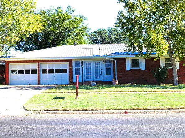 1204 Ennis St, Plainview, TX 79072