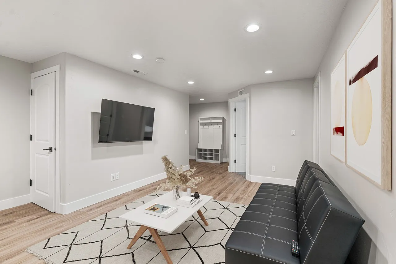 This unit is perfect for a couple or working professional! — Photo 3