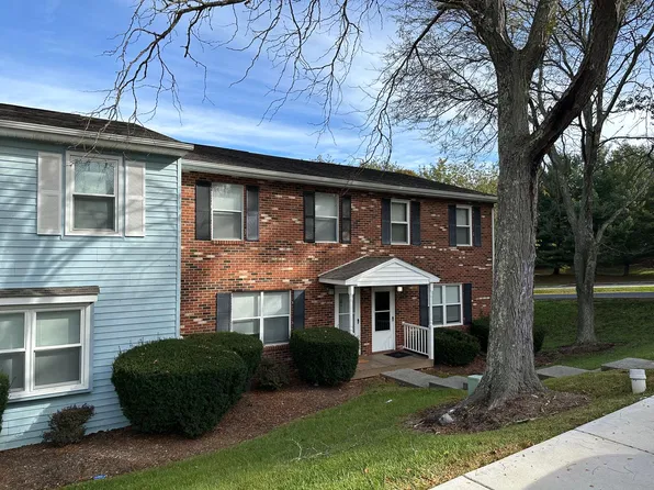 202 Pheasant Run Dr, Blacksburg, VA 24060