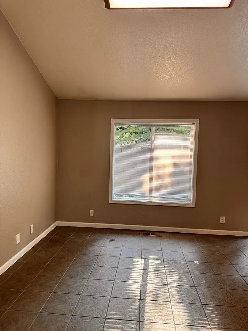 Hucrest 3 bedroom 2 bath home with garage — Photo 3