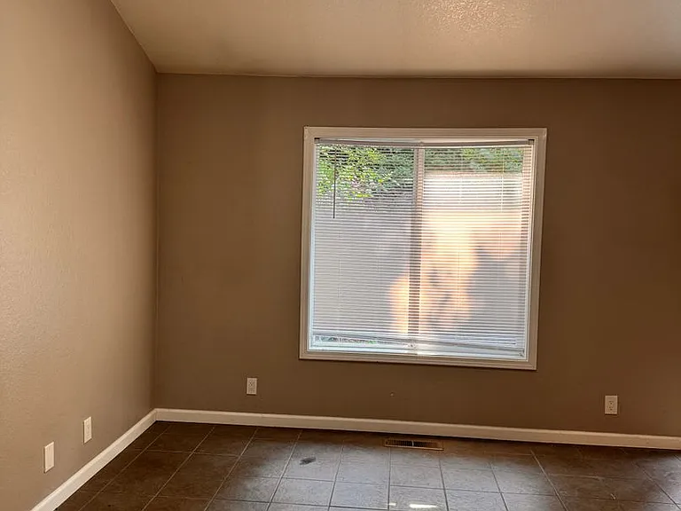 1327 NW Vallejo Dr — Photo 3