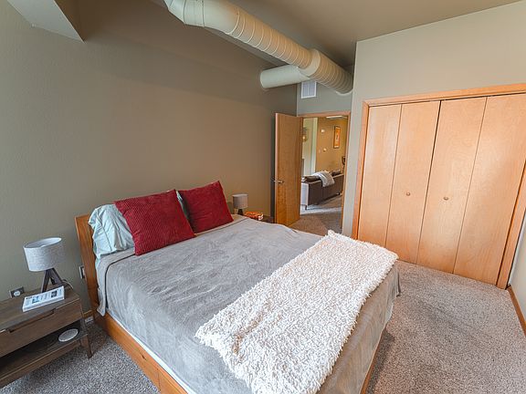 Tall ceiling carpeted bedroom