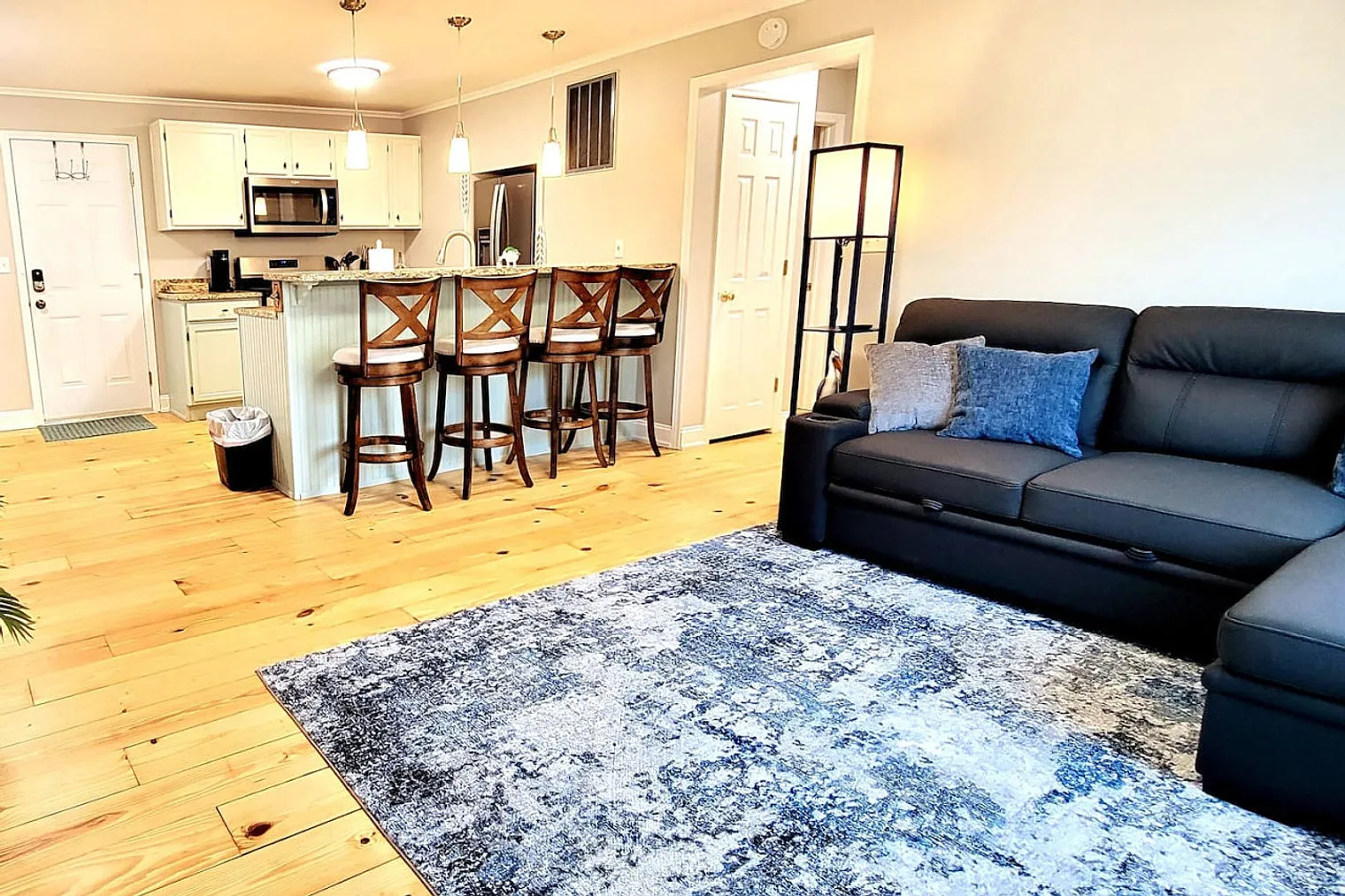 2 bed, 1.0 bath, 710 sqft, $4,680 — Photo 1