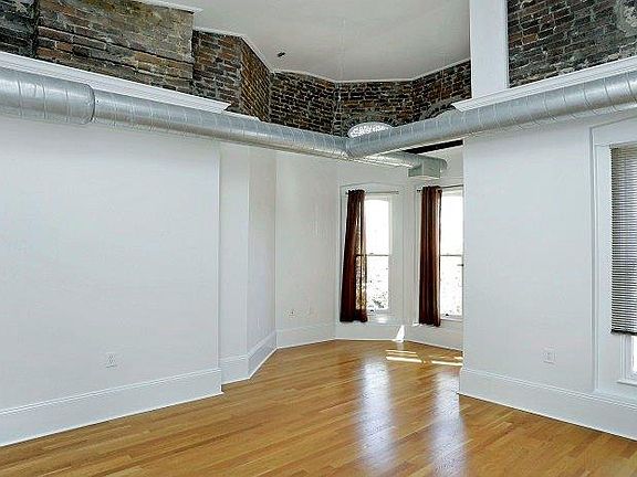 4th image of 275 S Limestone St #245