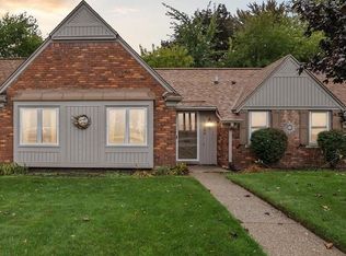 19666 Blossom Ln, Grosse Pointe Woods, MI 48236