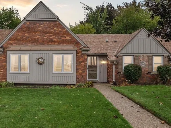 19666 Blossom Ln, Grosse Pointe Woods, MI 48236